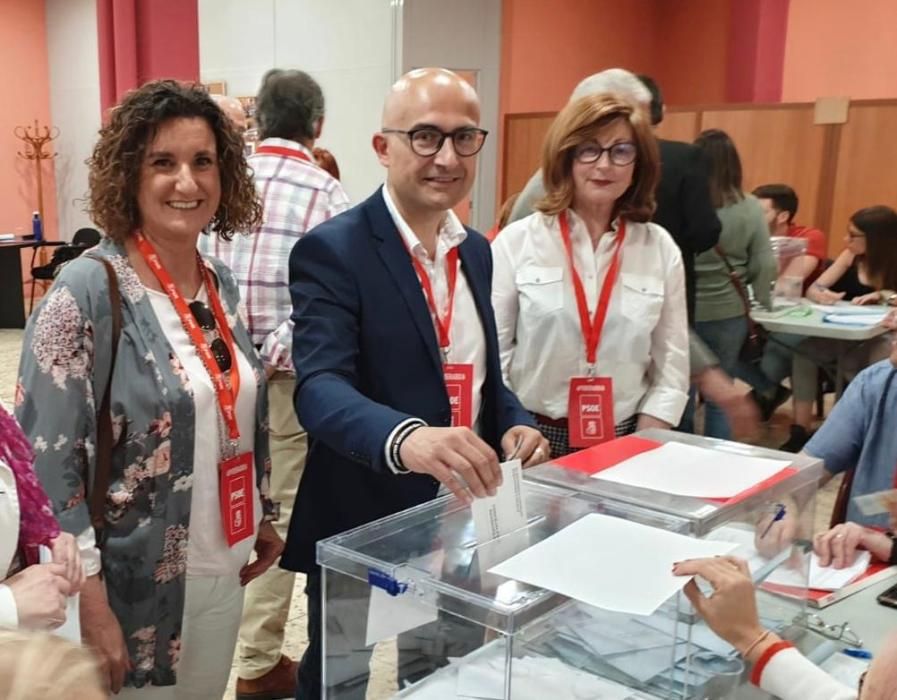 Toni Saura (PSPV) vota en Alaquàs acompañado de la alcaldesa Elvira García y de Mercedes Caballero.