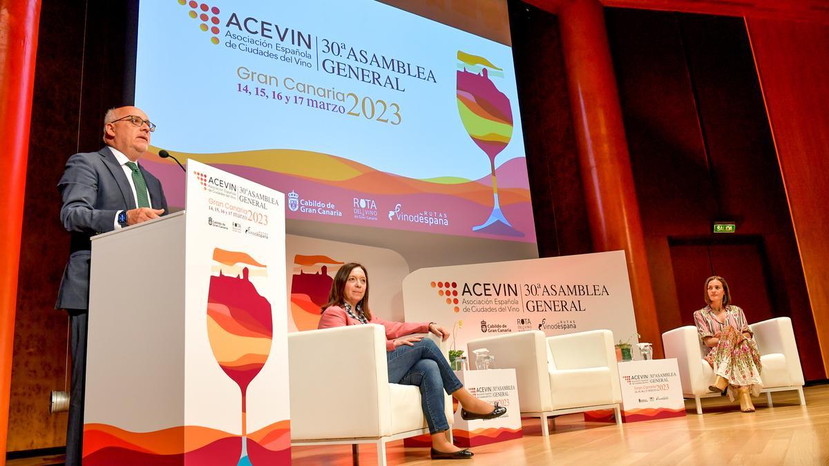 Antonio Morales, durante su discurso de inauguración de la asamblea de Acevin, acompañado por Rosa Melchor y Sandra Armas.