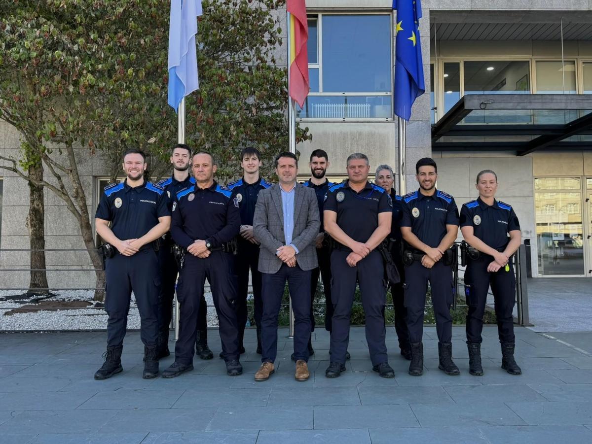 O alcalde de Boiro, José Ramón Romero, cos efectivos da Policía Local.