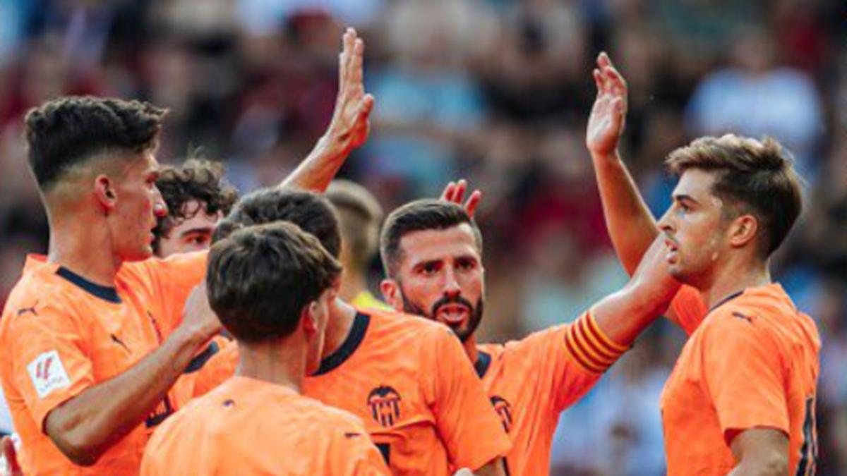 Los jugadores del Valencia celebran el primer gol ante el Spartak Trnava