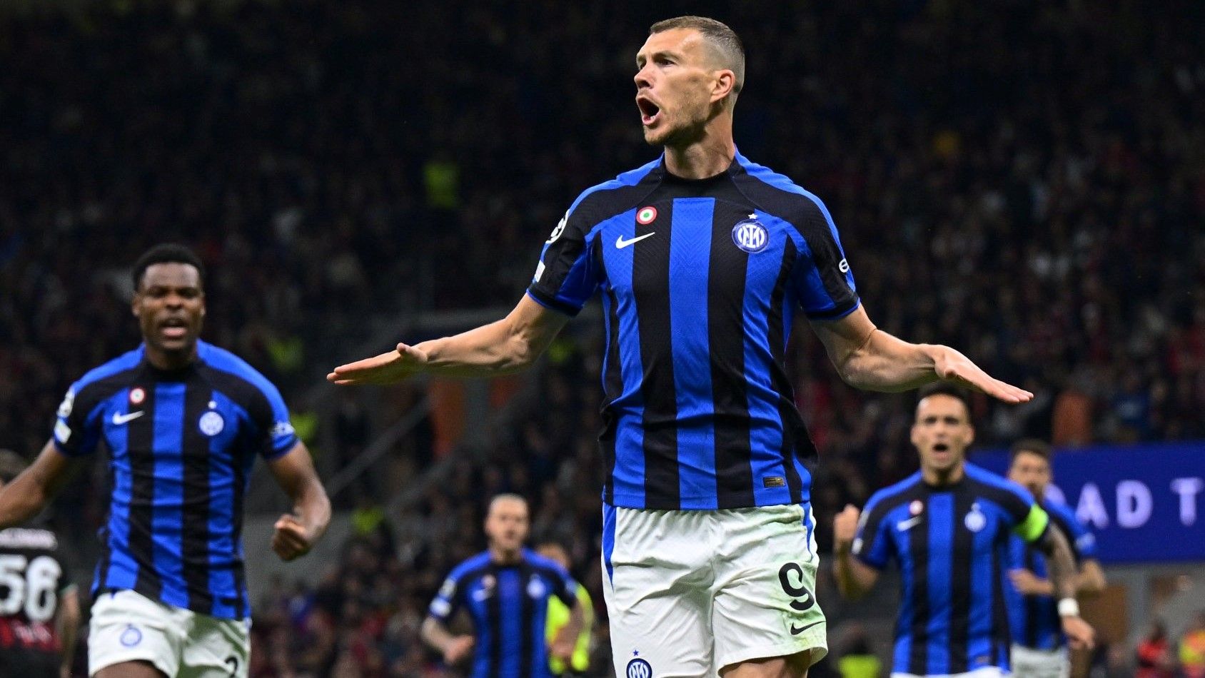 Dzeko, seguido por Dumfries y Lautaro, celebra el primer gol del Inter.