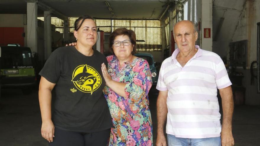 Diana Pino y sus padres, María Jesús González y Ramón Pino, ayer en su taller de Borreiros. // Alba Villar