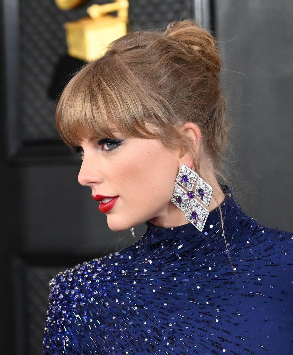 Taylor Swift con flequillo y recogido