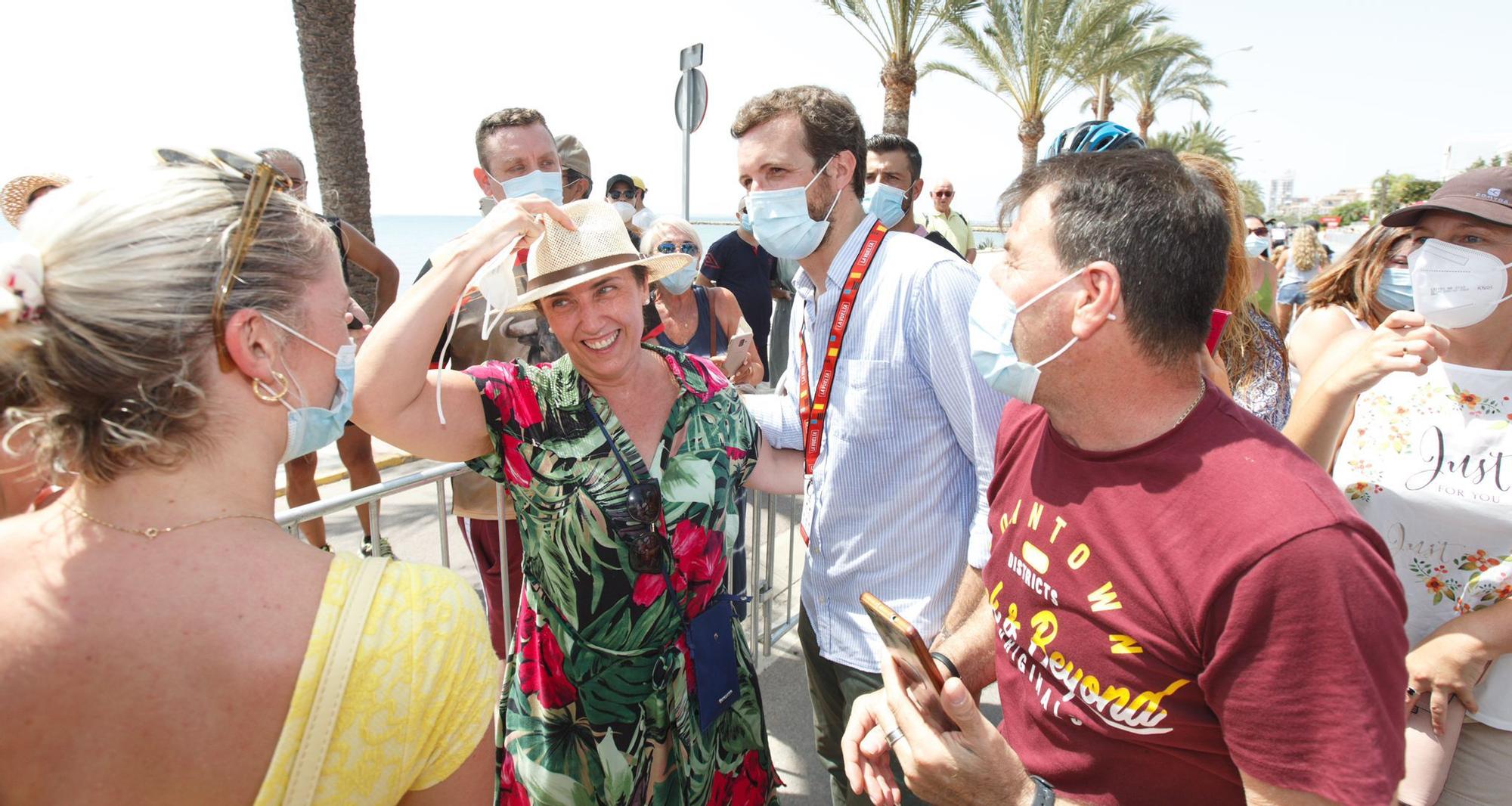 Pablo Casado y Carlos Mazón, presentes en la salida de la octava etapa de La Vuelta en Santa Pola