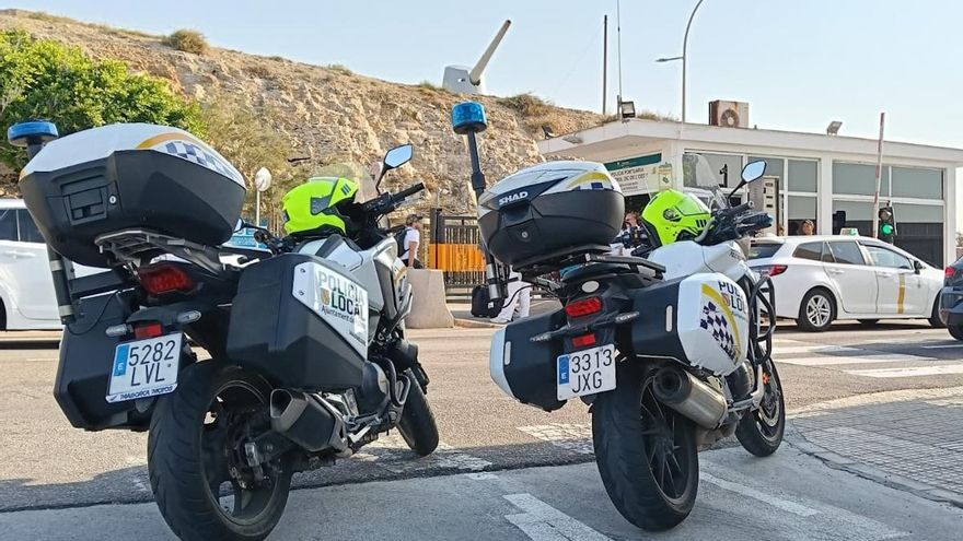 Los policías de la UIP de València, saliendo del hotel de Mallorca