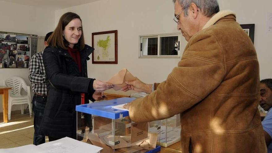 Belén Louzao, candidata al Congreso por el PSOE, votando. // Bernabé/Javier Lalín