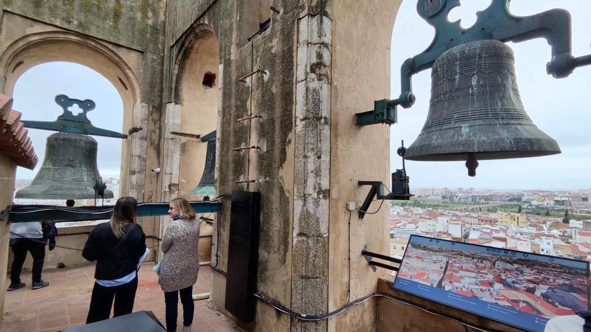 Audioguías y turnos de doce personas para visitar la torre de la Catedral de Badajoz