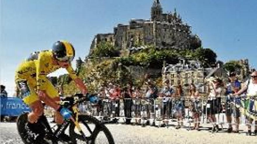 Froome, en un moment de l&#039;etapa, amb el Mont Saint-Michel al fons.