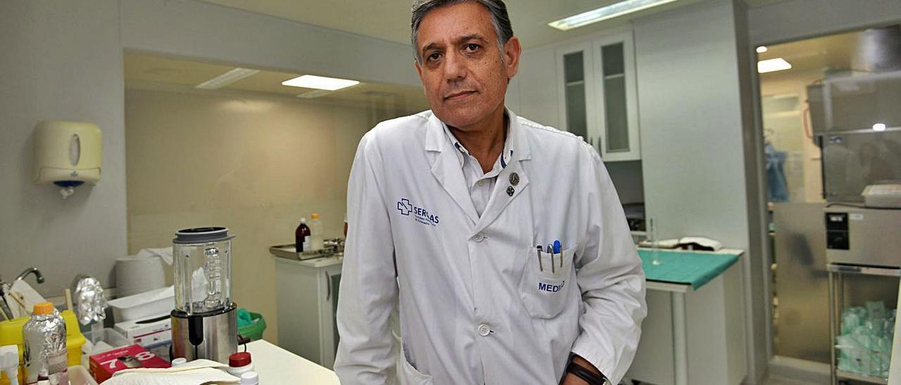 Carlos Crespo en el laboratorio de Farmacia del Hospital Montecelo.   | // GUSTAVO SANTOS