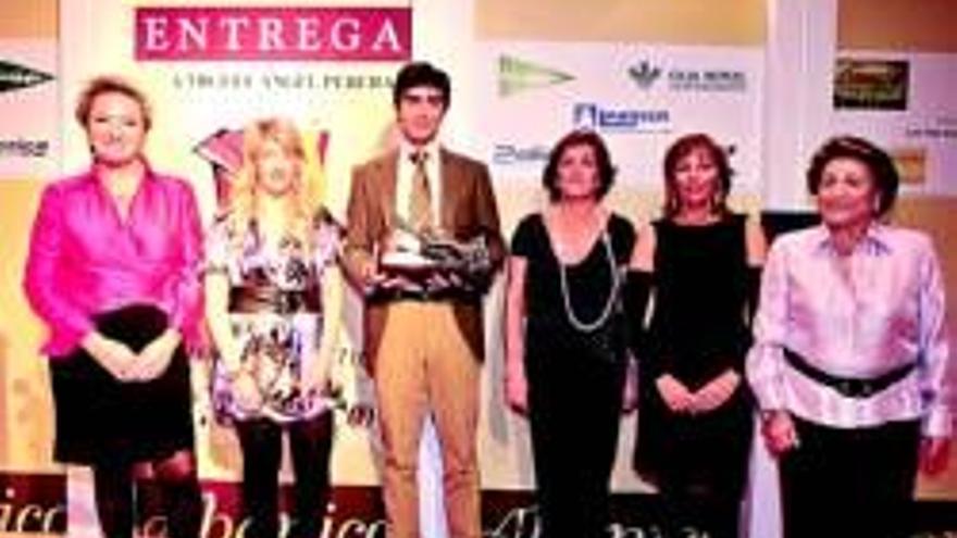Perera recibe el trofeo Abanico antes de abrir la Feria de Olivenza