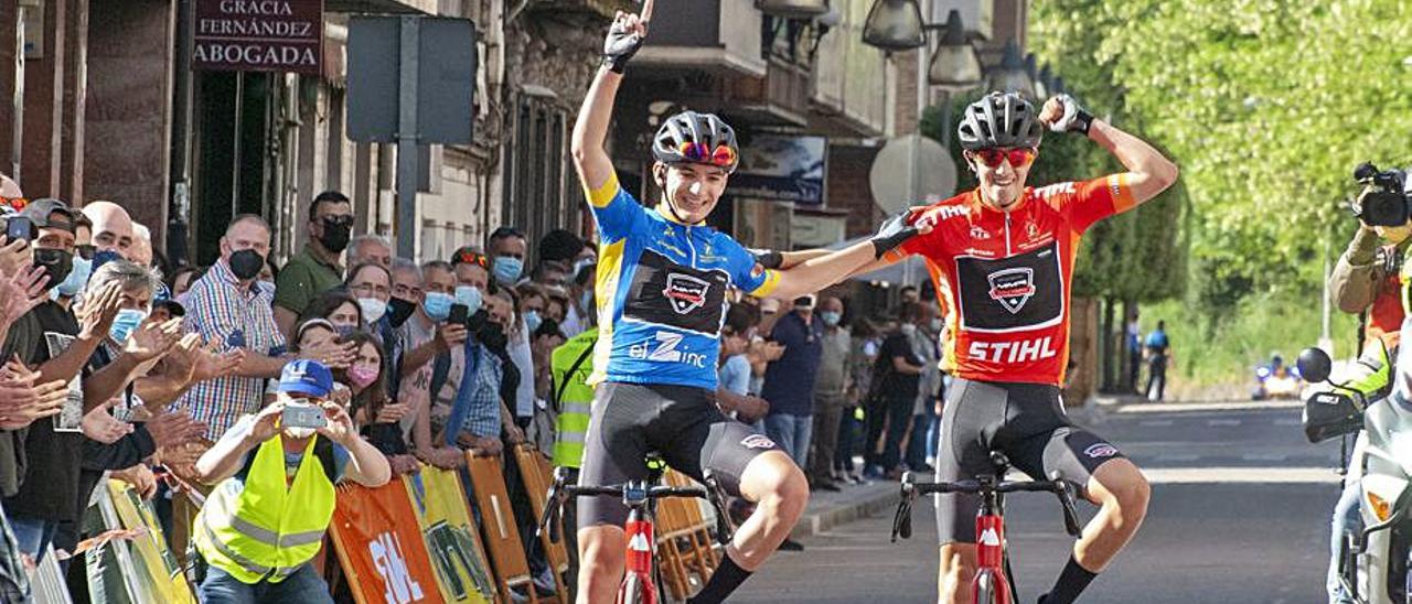 Samuel Fernández Heres, a la izquierda, y Samuel Fernández García, entrando en la meta de Pola de Laviana. | Roberto Menéndez