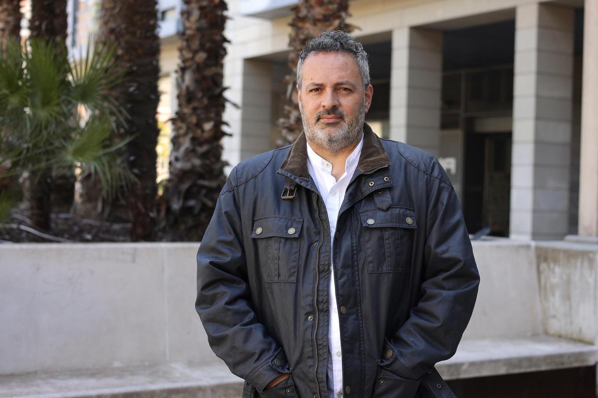 David Navarro, en las inmediaciones de EL PERIÓDICO DE ARAGÓN.