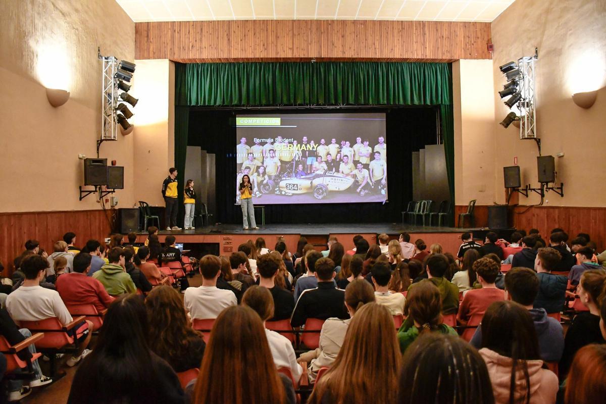 El equipo de MART durante una de las sesiones formativas para los alumnos de bachillerato.