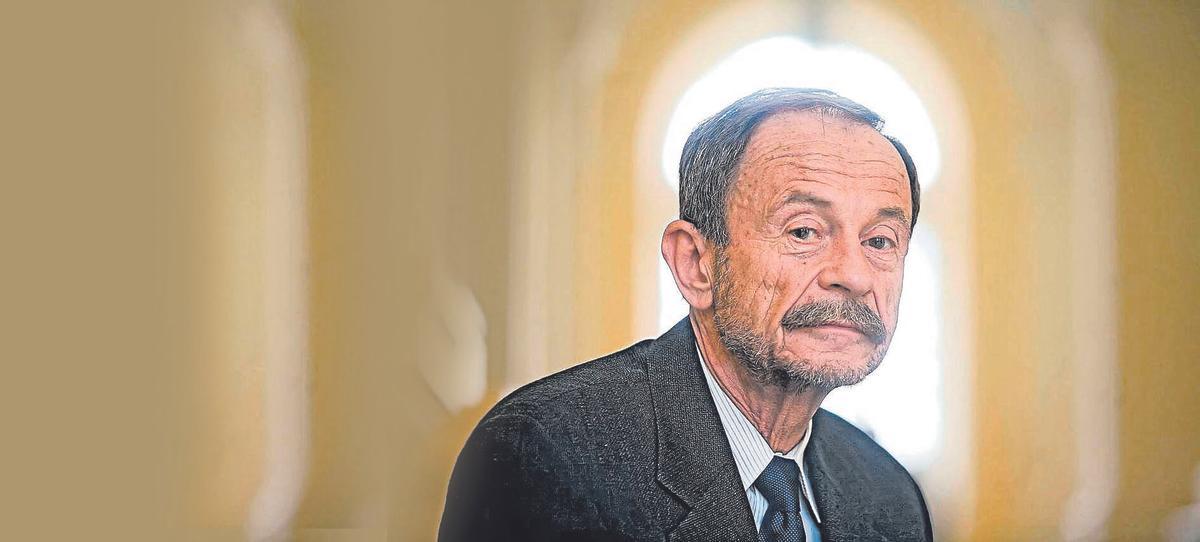 Adam Przeworski.