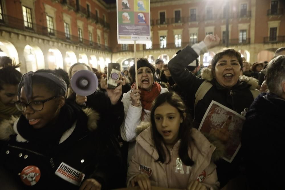 Concentración feminista en Gijón contra Vox