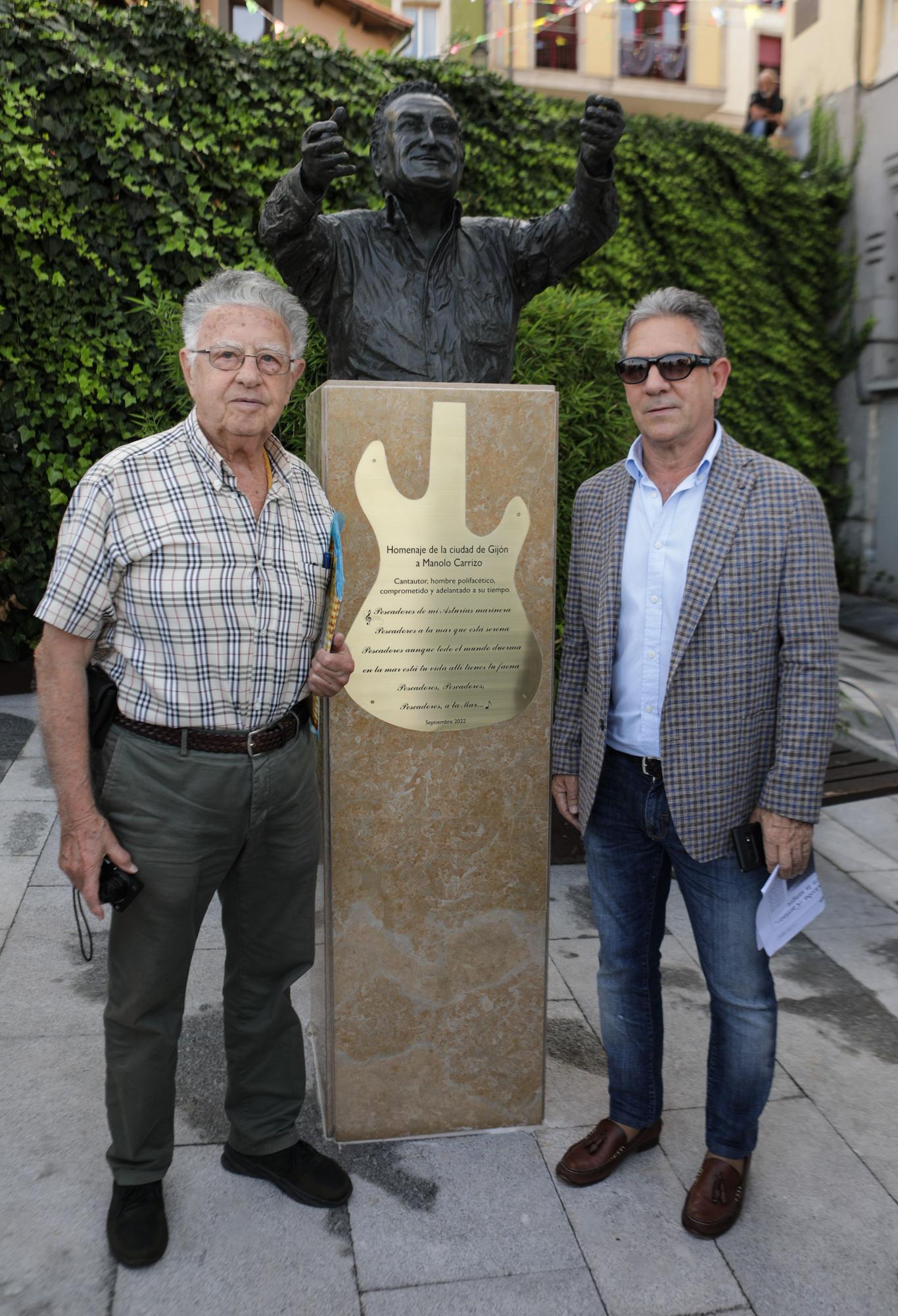 Cimadevilla inaugura el busto en honor a Manolo Carrizo