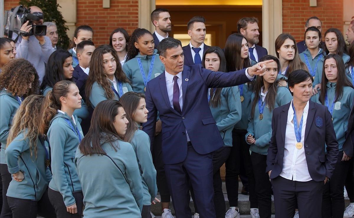 El presidente del Gobierno español, Pedro Sánchez, durante el recibimiento en el Palacio de La Moncloa a las integrantes de la selección española femenina de fútbol sub-17 que el pasado 1 de diciembre se proclamaron campeonas del mundo en Uruguay.