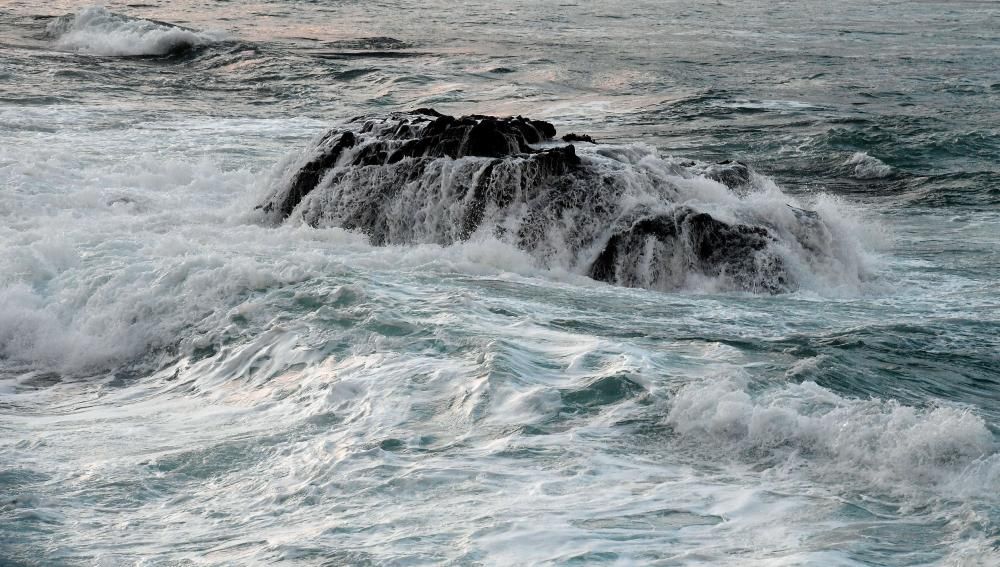 La alerta naranja continúa en el mar. El acceso a las playas y a la torre de Hércules permanece restringido.