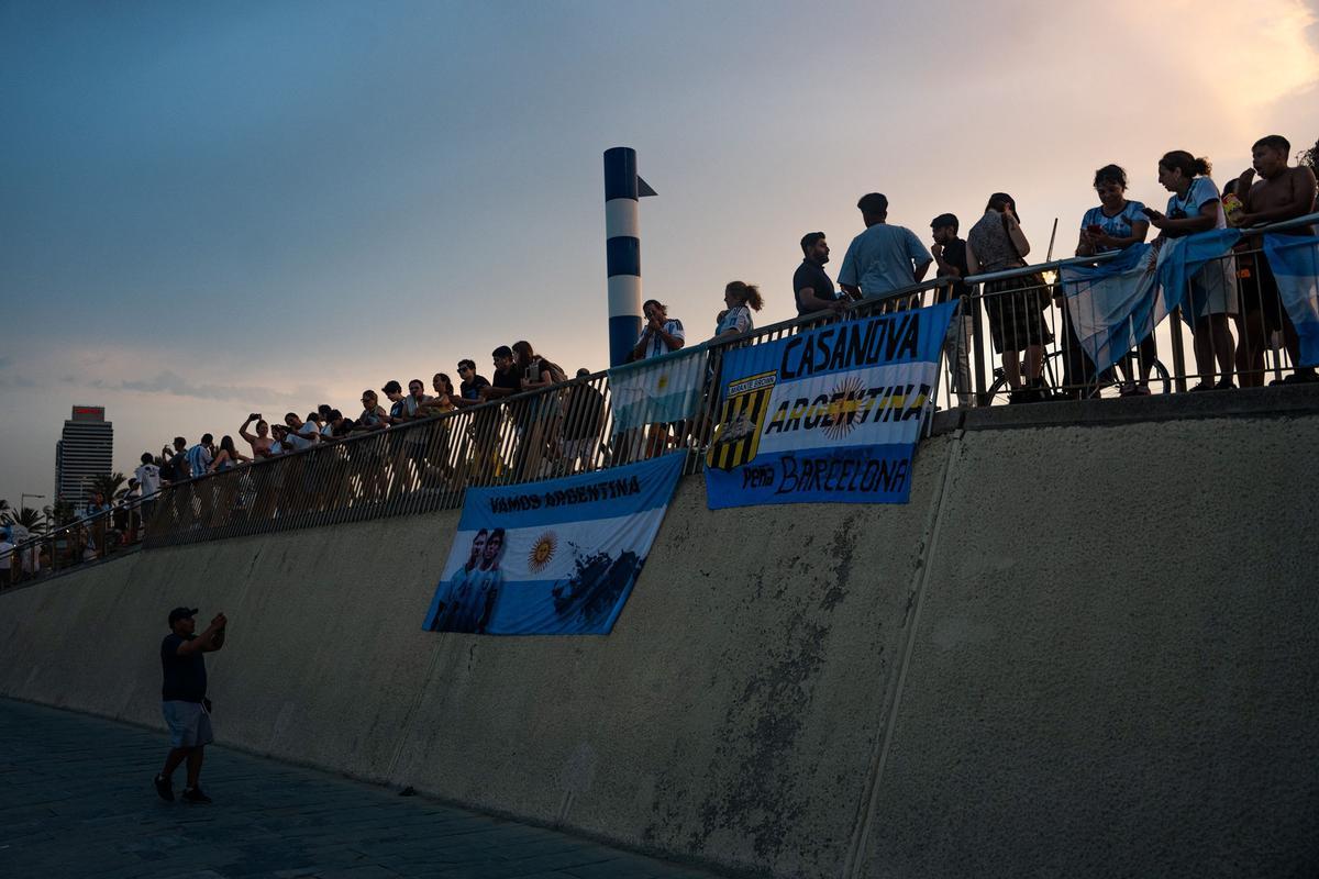 Aficionados argentinos se reúnen en la playa del Bogatell el día antes de la gran final contra España del Mundial