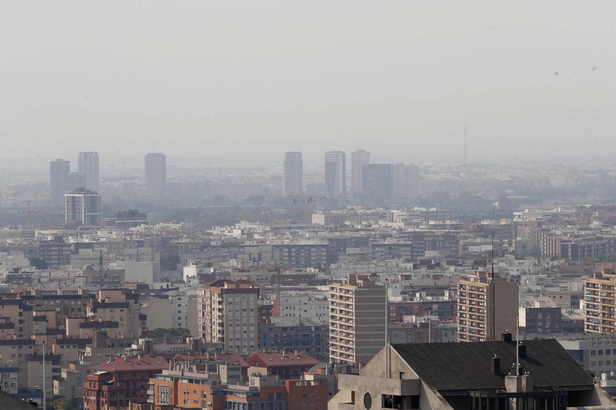 El humo de los incendios de Bejís y Vall d'Ebo ya se ve desde València ciudad