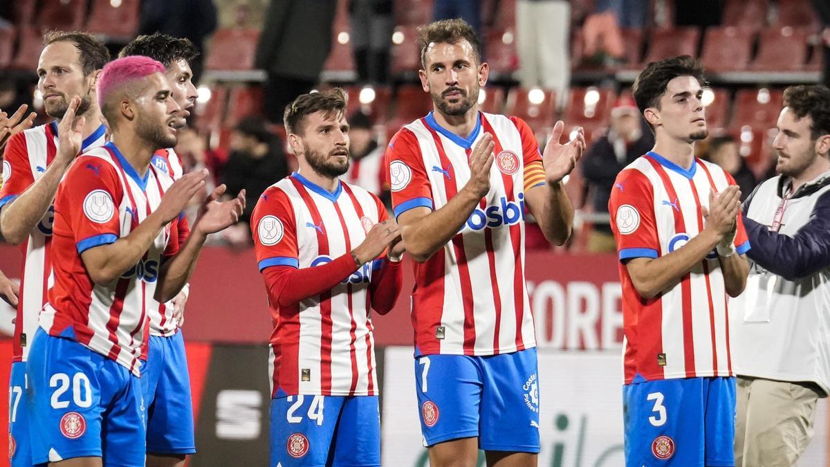 Los jugadores del Girona aplauden al público tras eliminar al Rayo Vallecano de la Copa.