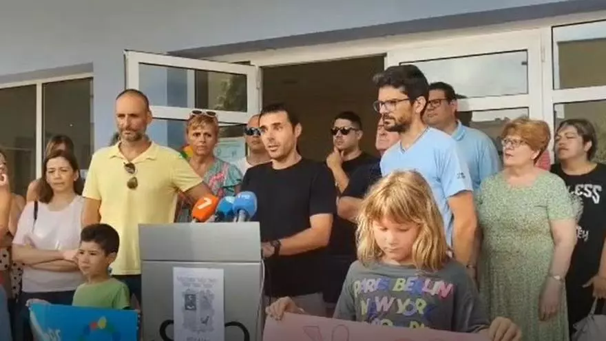 Treinta y dos familias siguen sin plaza tras el cierre de la escuela infantil Los Granaos de Beniaján