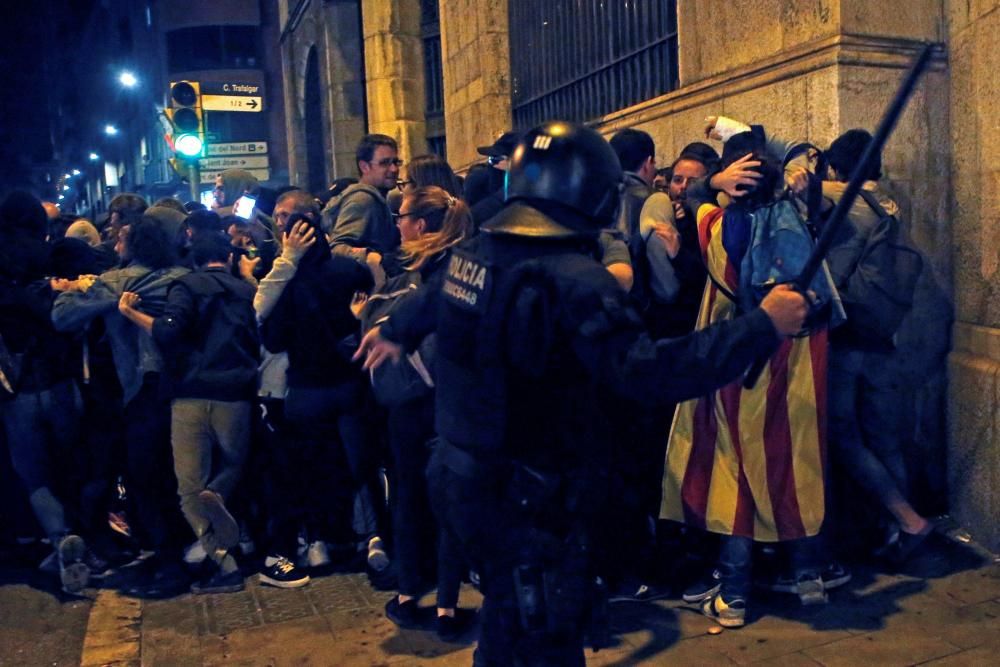 Els Mossos carreguen contra manifestants concentrats a Via Laietana