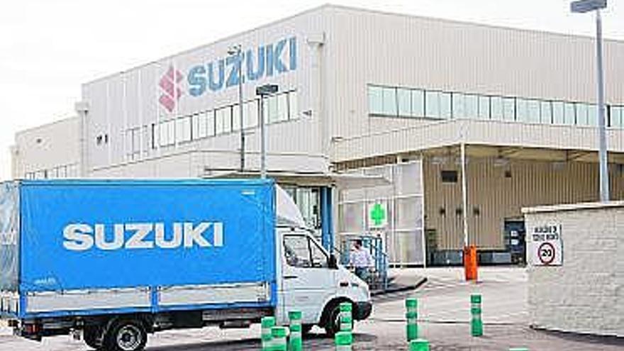 Un camión, ayer, accediendo a la factoría de Suzuki en Porceyo.