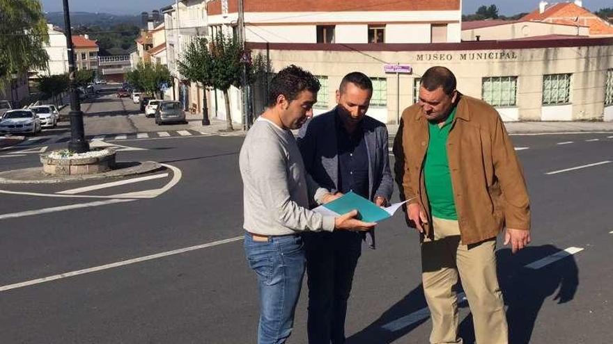 López, Fuentes y Quintá, ayer, durante el encuentro en Rodeiro.