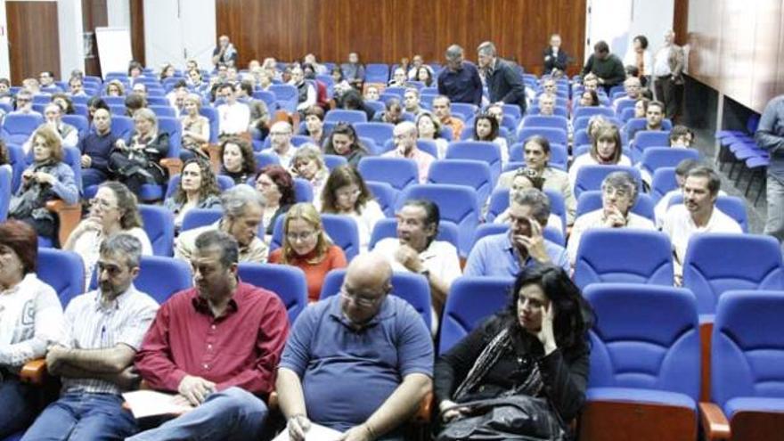 Los profesores de la ULPGC, ayer, en el salón de actos de Ingeniería, al comenzar la asamblea. i LUIS DEL ROSARIO