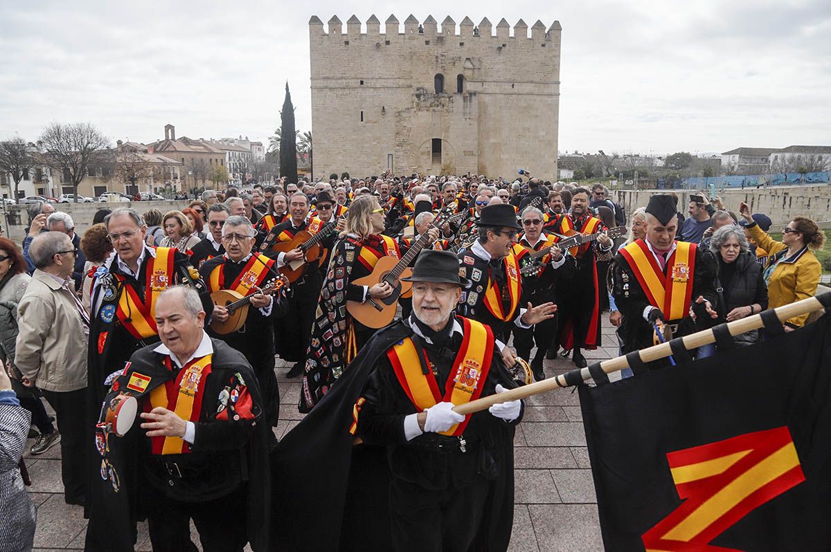 Tunos de toda España toman el Puente Romano de Córdoba