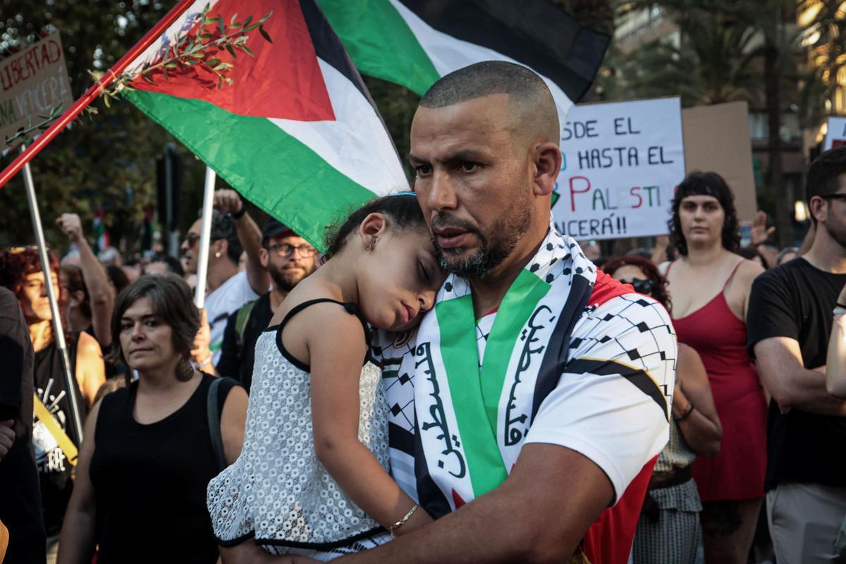 Un padre marcha con su hija en la manifestación celebrada en Alicante en apoyo al pueblo palestino