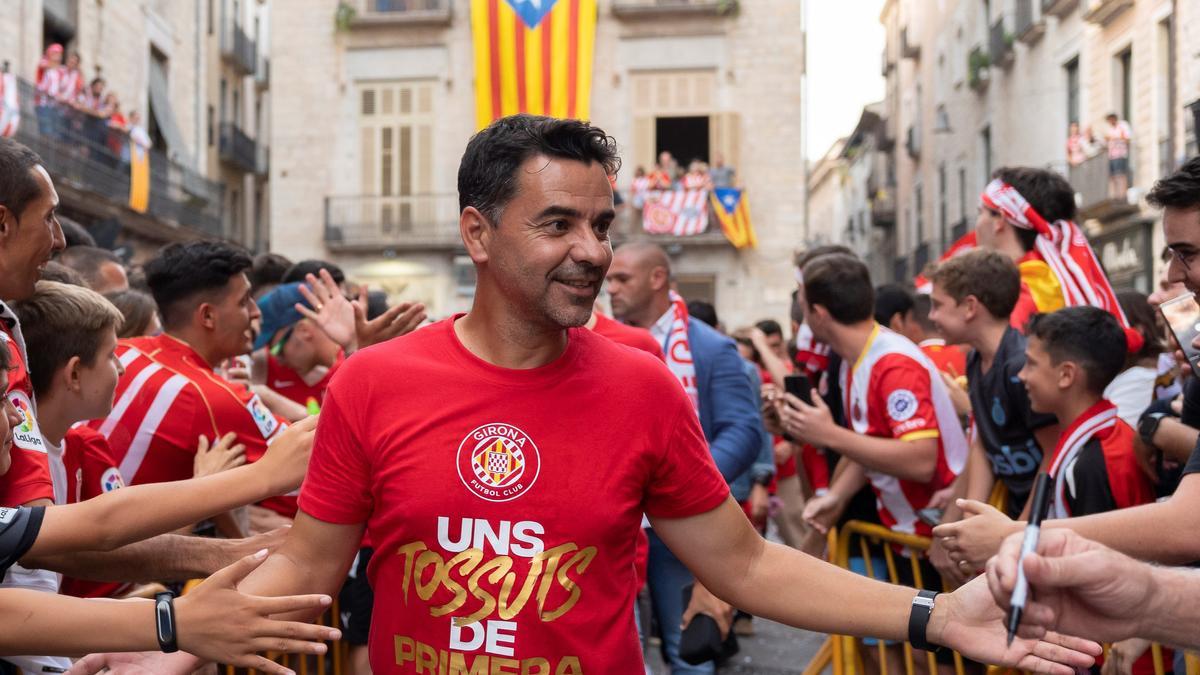 Michel, en el recibimiento tributado por la afición de Girona tras el ascenso.