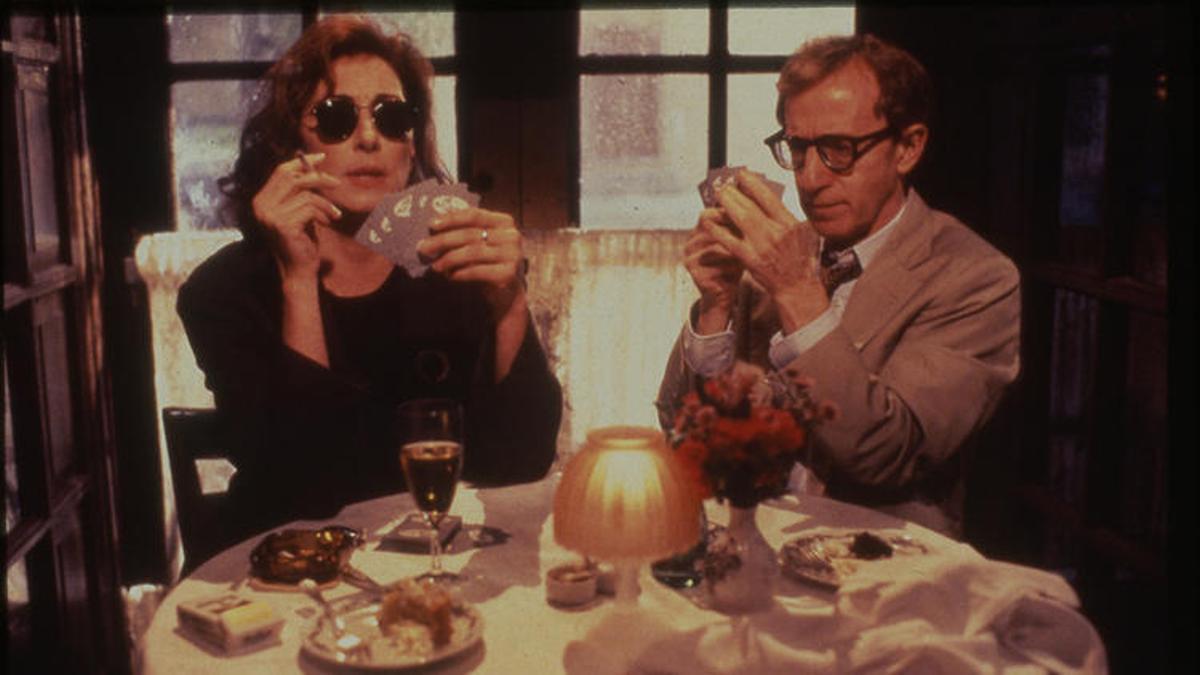 Angelica Huston y Woody Allen en 'Misterioso Asesinato en Manhattan'. La escritora de Owens inspiró el papel de Huston en la película.