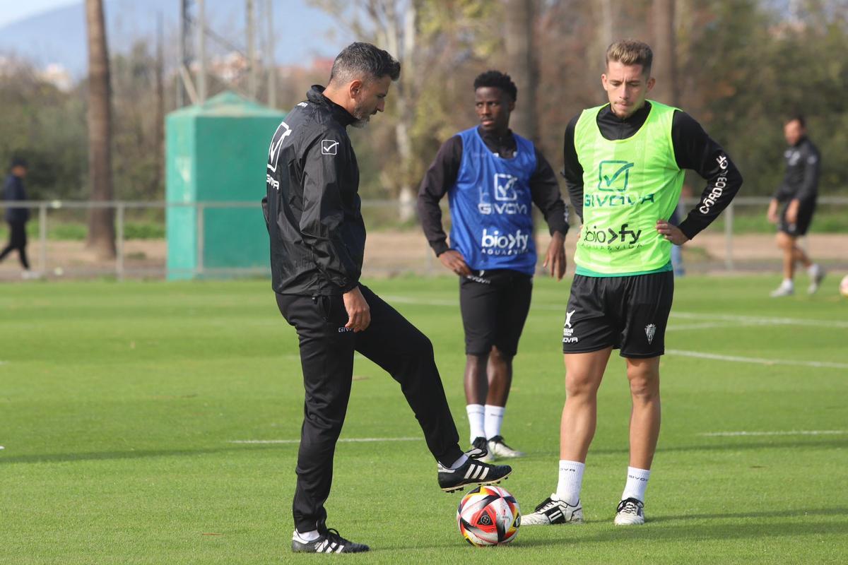 Iván Ania controla el esférico durante una sesión del equipo en la Ciudad Deportiva.