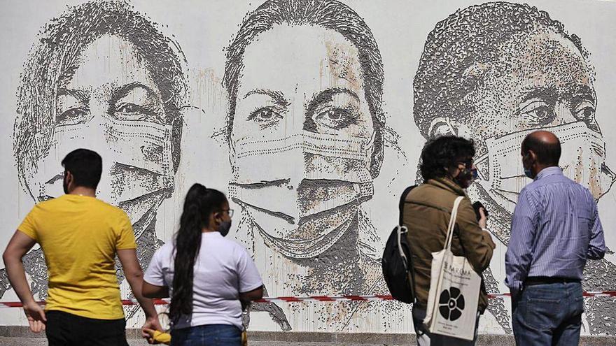 Mural en un hospital de Oporto que el artista Alexandre Farto creó en homenaje a los sanitarios.