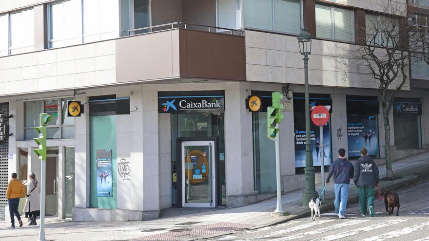 Tres atracadores asaltan un banco en Vigo a punta de pistola y se llevan un botín de 300.000 euros