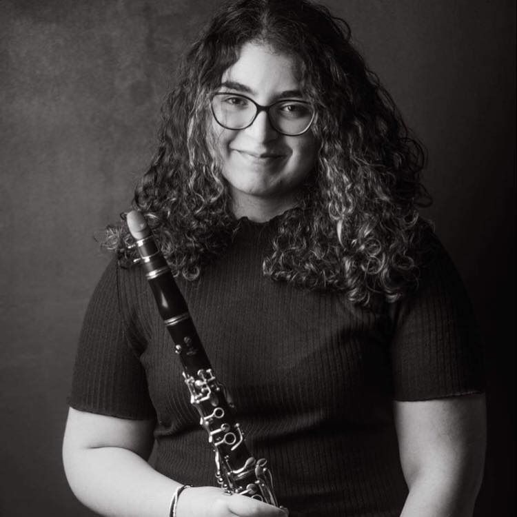 La joven Aimee y su clarinete.