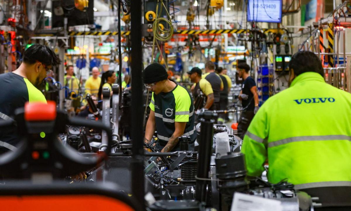 Empleados en la fábrica de camiones de Volvo en Oostakker, Bélgica.