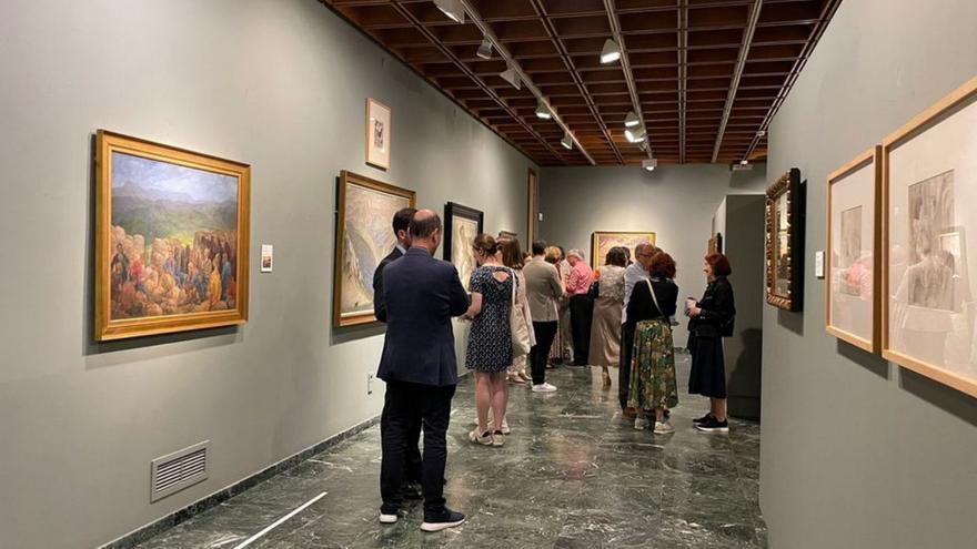 Visitantes en la inauguración de la exposición, ayer, en el Evaristo Valle.