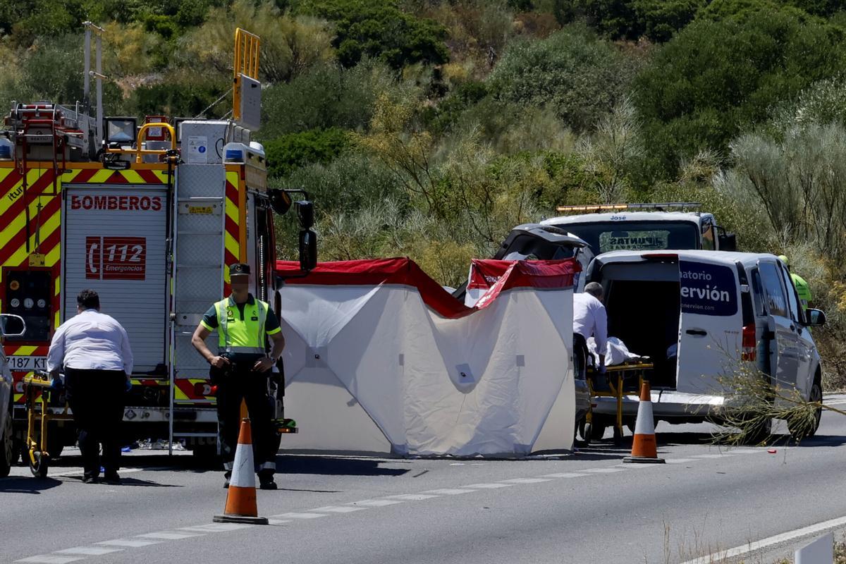 SEVILLA, 26/06/2026.- Tres personas han fallecido y tres han resultado heridas graves en un accidente de tráfico ocurrido en la localidad sevillana de Castilblanco de los Arroyos a causa de un choque frontal de dos vehículos, según fuentes de la Guardia Civil. EFE /José Manuel Vidal