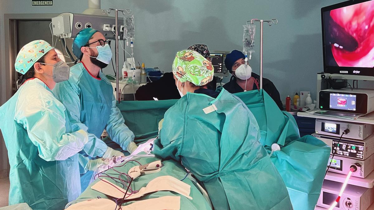 El dr. Siles durante una cirugía en Quirónsalud Málaga