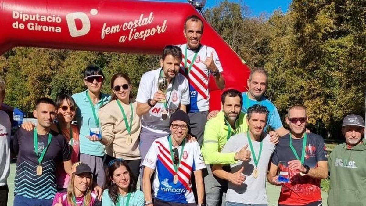 Manel Deli amb els seus companys d'equip Robert Troy, Jordi Arola i Efrén Llobet, al podi d'Olot