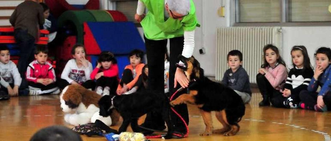 Olga Costa acudió con sus animales al colegio de Coirón. // Iñaki Abella