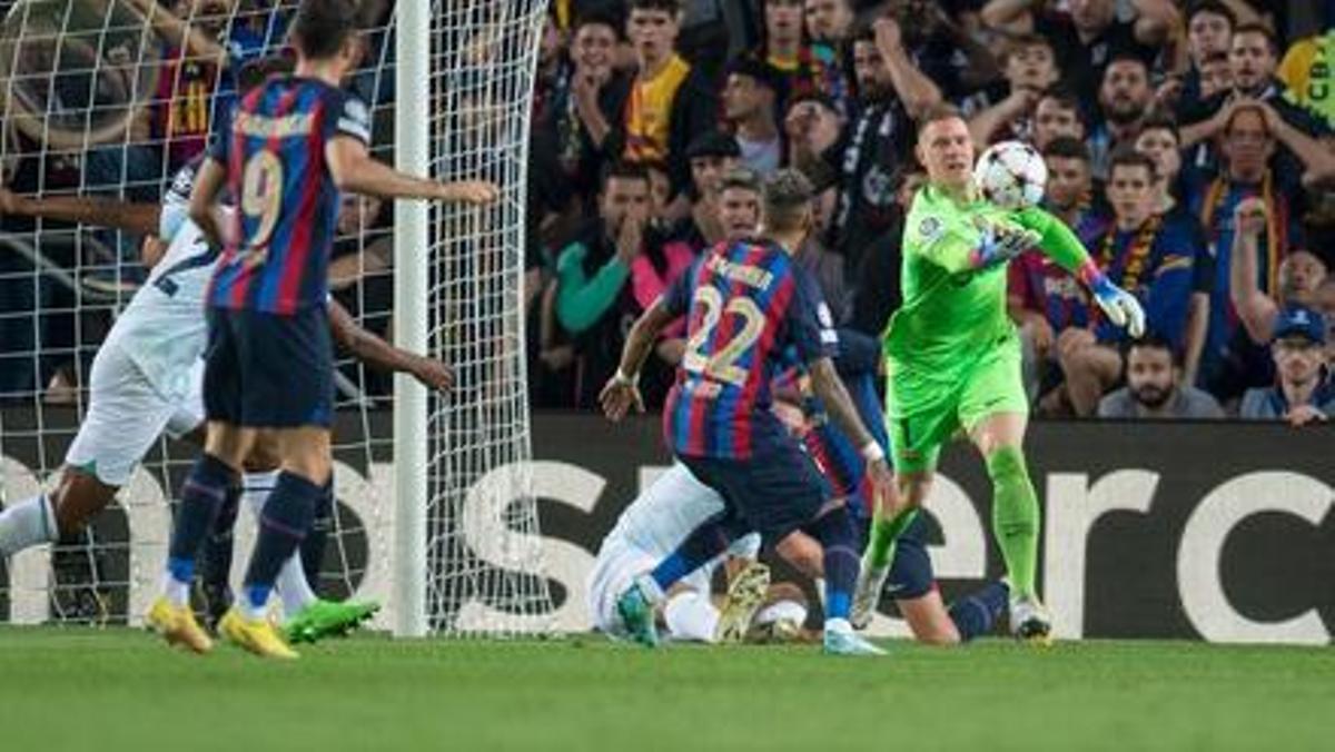 Ter Stegen intenta parar un balón dentro de su área en el Barça-Inter del Camp Nou.