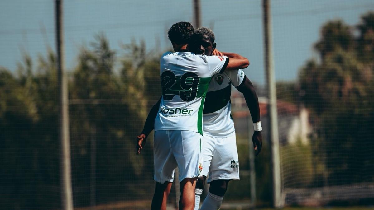 Umaru se abraza con Ali para celebrar un gol