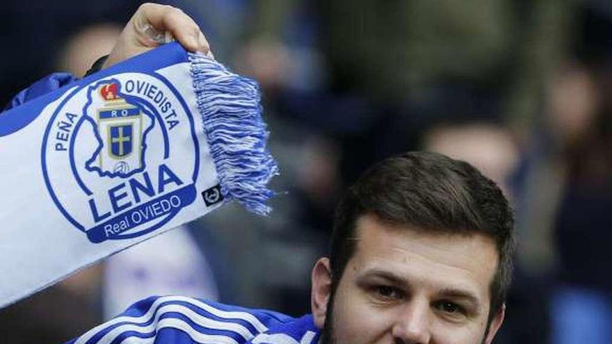 Un aficionado del Oviedo, en el partido ante el Tenerife.