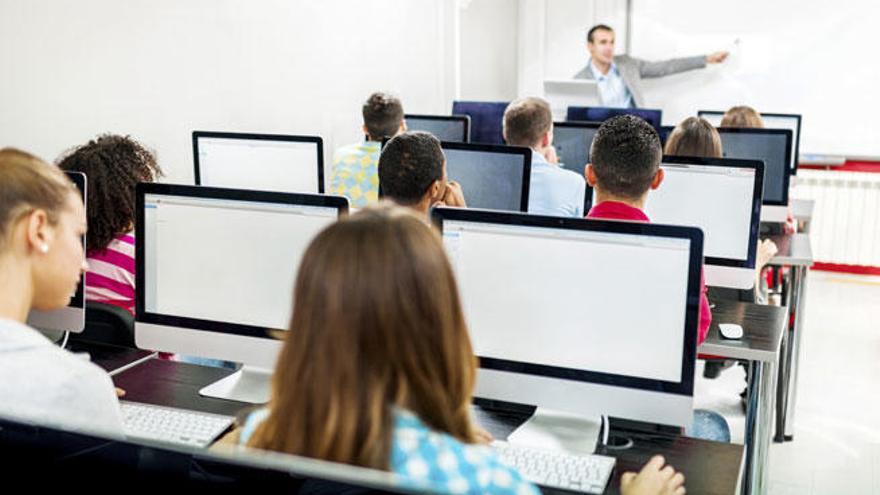 España cuenta con 2,2 estudiantes por ordenador.