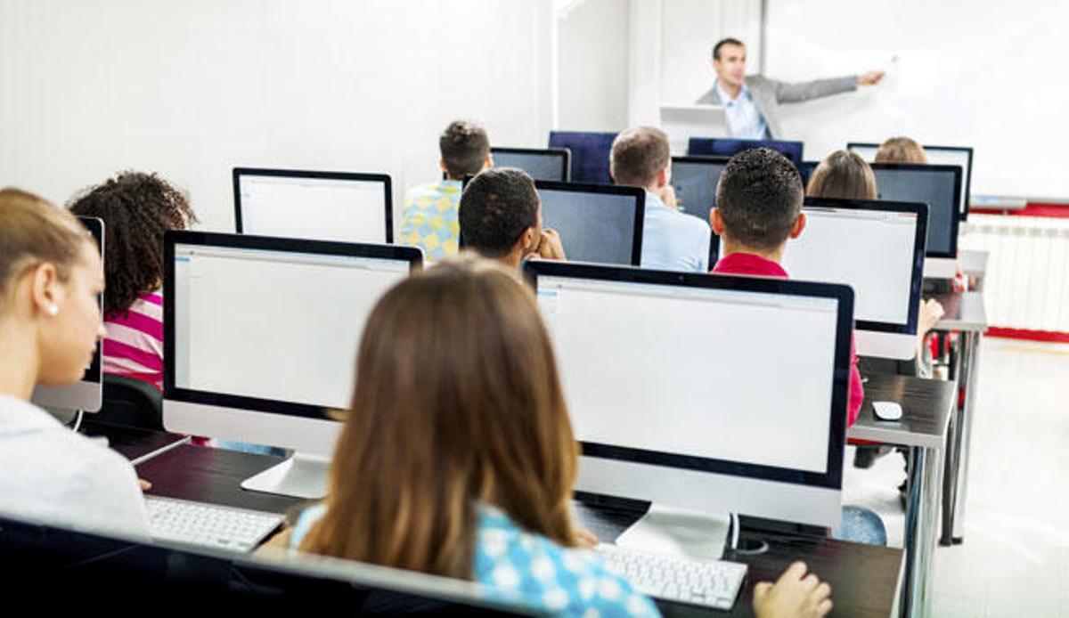 España cuenta con 2,2 estudiantes por ordenador.