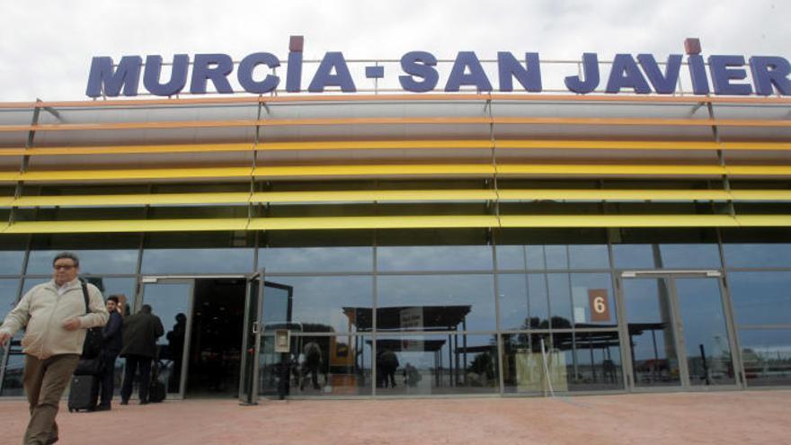 El aeropuerto de San Javier recupera la operativa